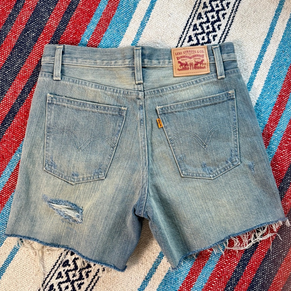 Levi’s Women’s 501 Mid Thigh Distressed Denim Short Size 26W - Picture 2 of 13